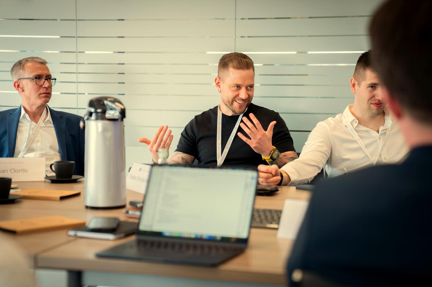 Unternehmer arbeiten gemeinsam an Vertrieb und Neukunden