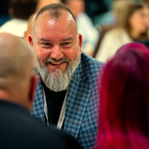 Herzliches Lachen beim abendlichen Networking am Geschäftsführertag