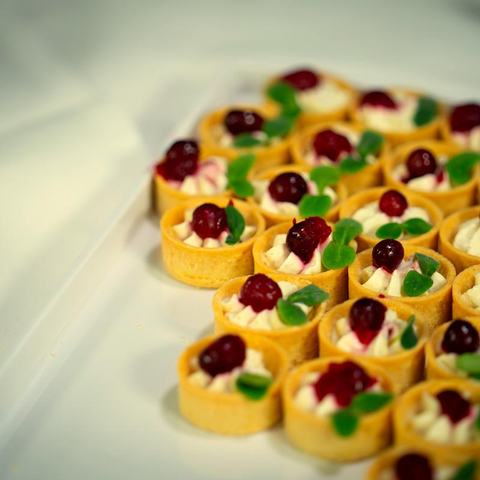 Dessert mit roten Beeren am Buffet des Geschäftsführertags