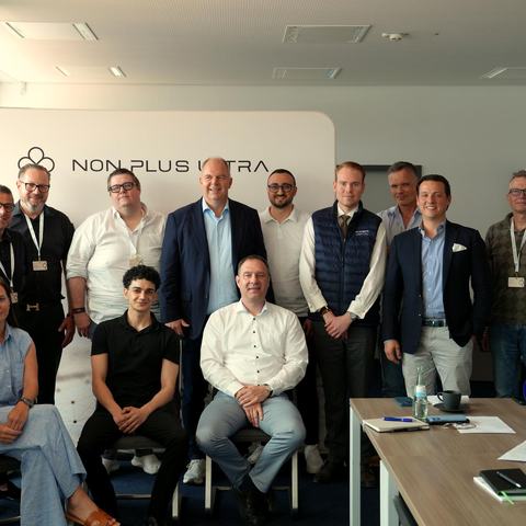 Gruppenfoto der Teilnehmer des Geschäftsführertags vor der Non-Plus-Ultra-Wand