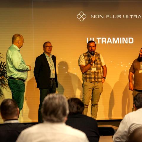 Panel-Talk auf der Bühne vor vollem Saal beim Geschäftsführertag
