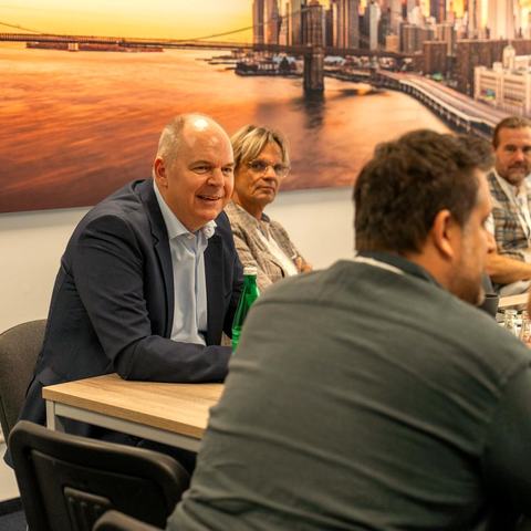 Lachende Unternehmer im Workshop beim Geschäftsführertag